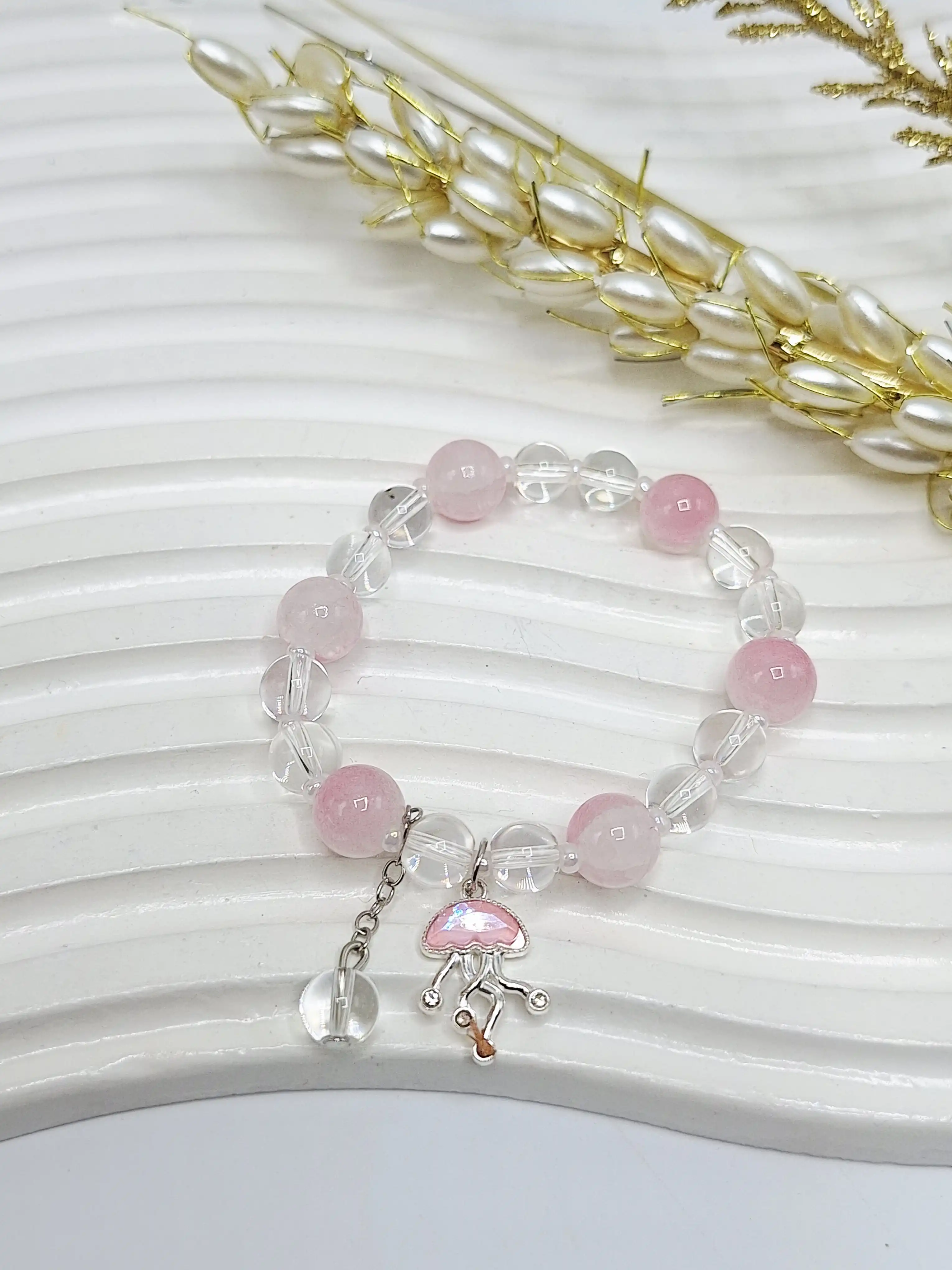 دستبند کشی پینترستی مرواریدی رنگ صورتی طرح عروس دریایی